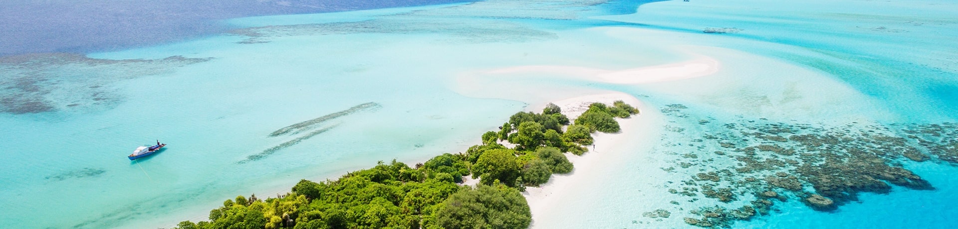 vista dall'alto su isola tropicale con mare azzurro cristallino Maldive