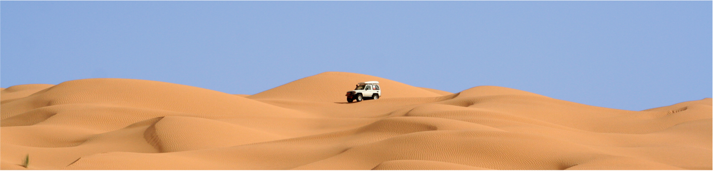 Jeep tra le dune del deserto tunisino