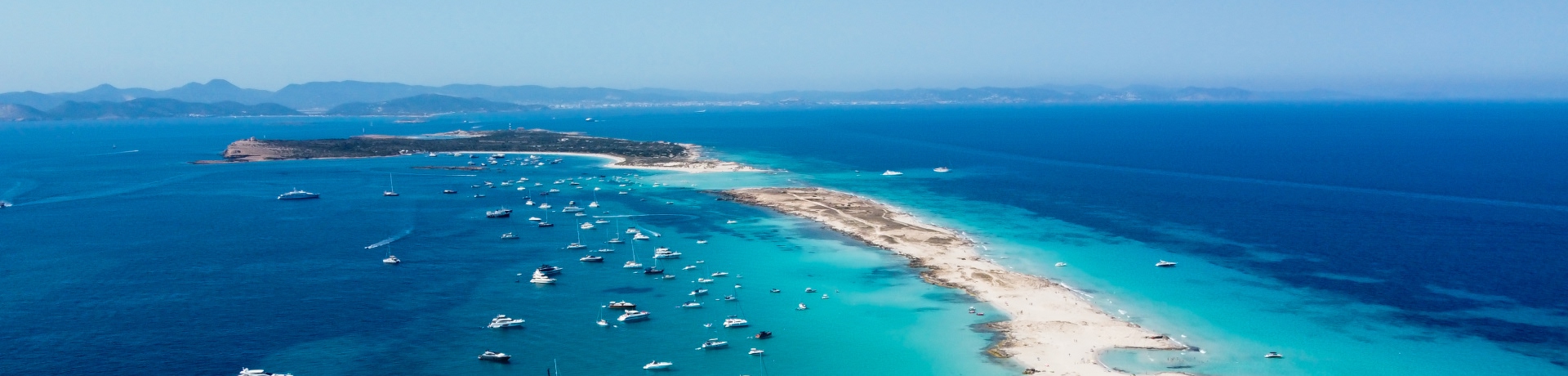 Veduta aerea delle spiagge di Ses Illetes sull'isola di Formentera nelle Isole Baleari, Spagna