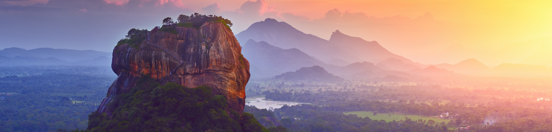 Vista panoramica della famosa antica fortezza in pietra Sigiriya (Roccia del Leone) sull'isola dello Sri Lanka.