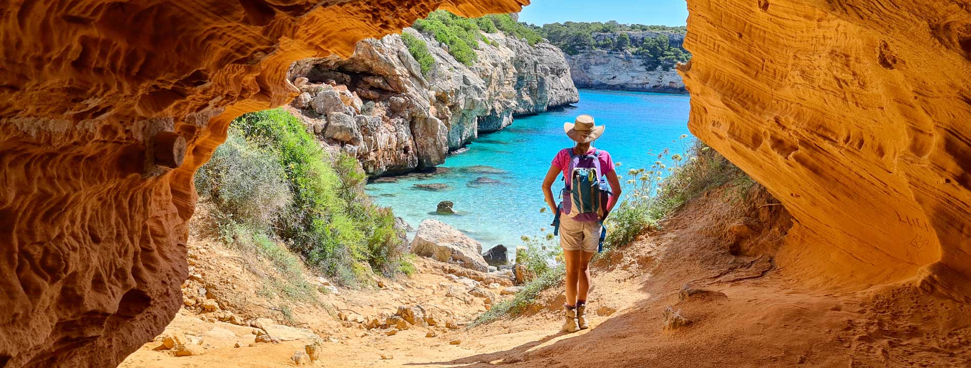Turista davanti al mare a Calo des Moro