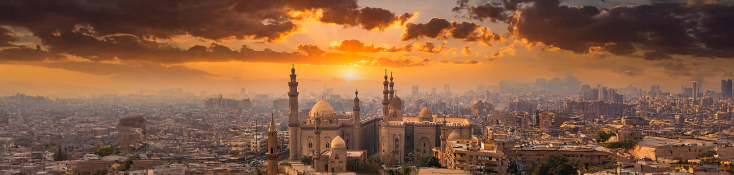 vista sulla città del Cairo al tramonto, con la moschea in primo piano, Egitto