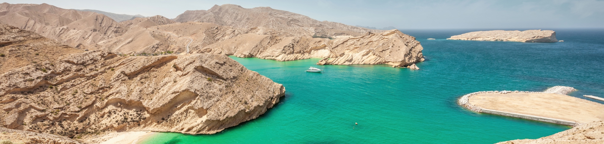 Laguna verde della costa dell'Oman con piccola spiaggia nascosta dell'Oman