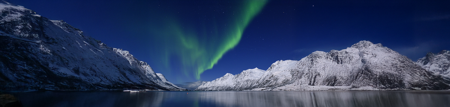 aurora boreale nel fiordo, Tromso, Norvegia