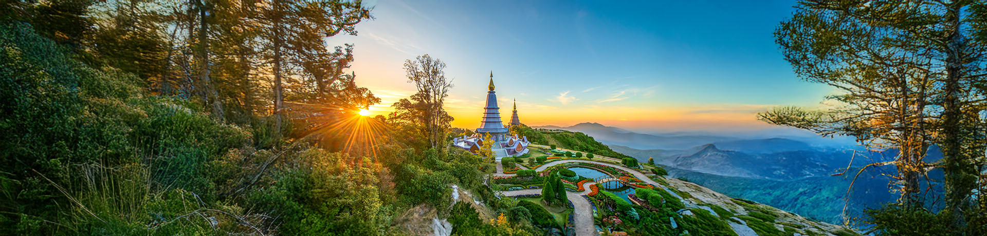 Parco nazionale del Doi Inthanon con tempio e vista su montagne, Chiang Mai, Thailandia