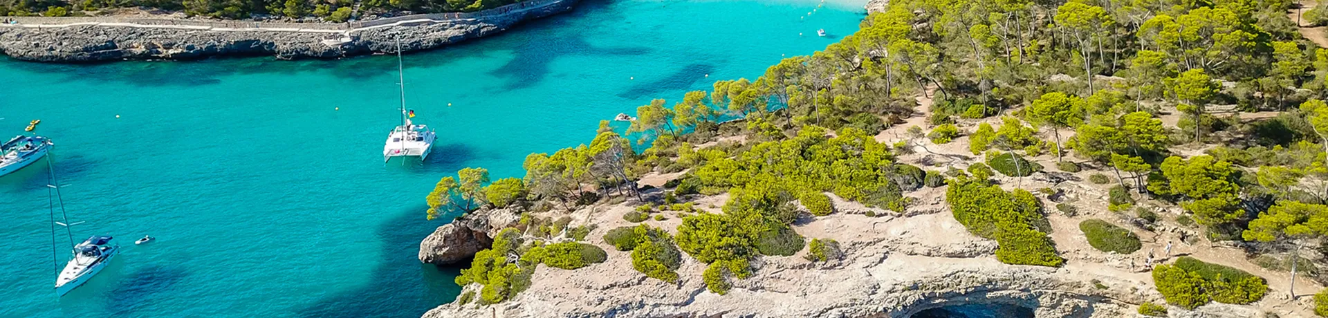 Vista aerea delle barche galleggianti a Cala Llombards, Isole Baleari, Spagna