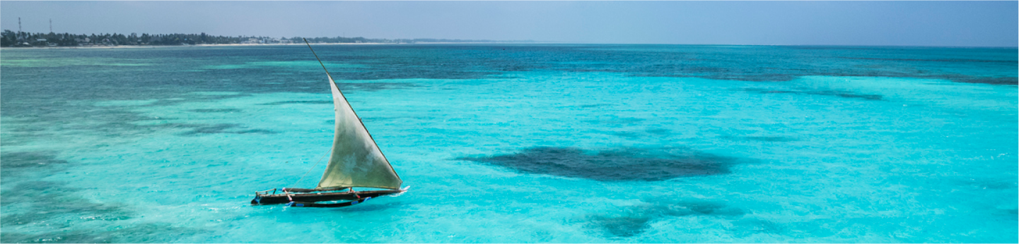barca in navigazione nelle acque limpide e azzurre di Zanzibar