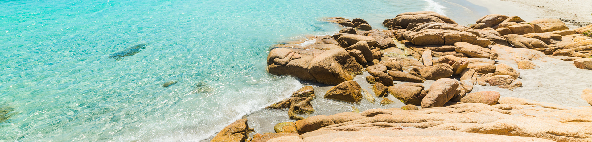 Spiaggia incontaminata della Sardegna con mare cristallino e sabbia dorata