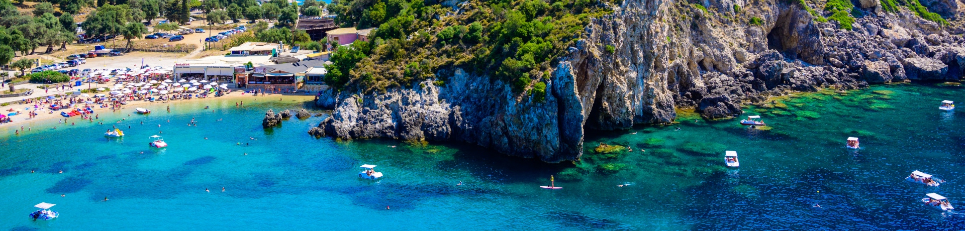 Agios Spiridon Beach con acqua cristallina azzurra e spiaggia bianca in uno splendido scenario paesaggistico - costa paradisiaca dell'isola di Corfù a Paleokastritsa, arcipelago ionico, Grecia.