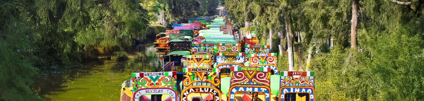 trajineras sul canale di Xochimilco, Messico