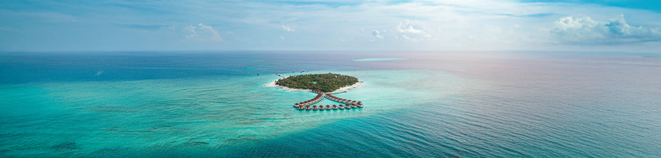 vista aerea su mare cristallino e isola di Alimatha, Maldive