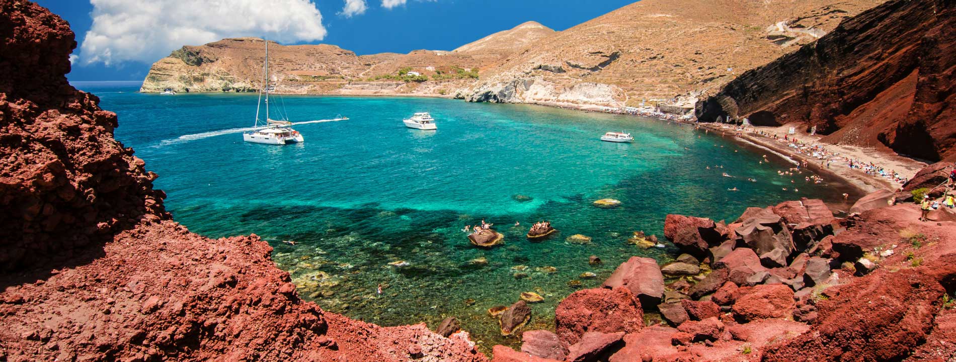 Vista dall'alto della famosa Spiaggia Rossa, Santorini, Grecia