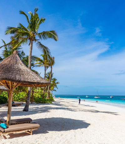 Spiaggia in Africa con ombrellone e lettini