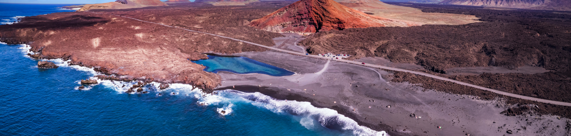 Panoramica di una spiaggia vulcanica di Lanzarote.