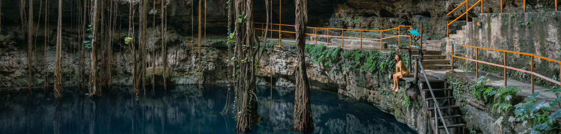 Cenote immersi nella giungla, acque cristalline.