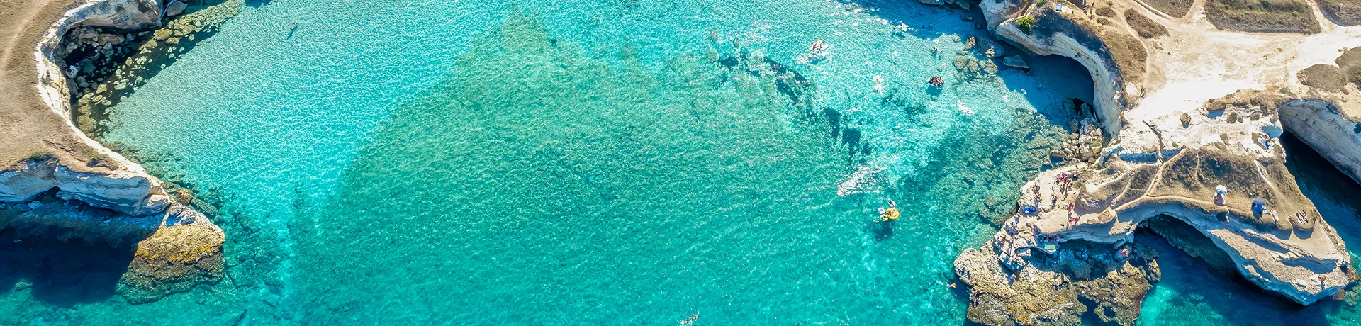 Vista aerea della Spiaggia della Punticeddha vicino a Torre Sant Andrea, Puglia, Italia | Racconti di viaggio Alpitour