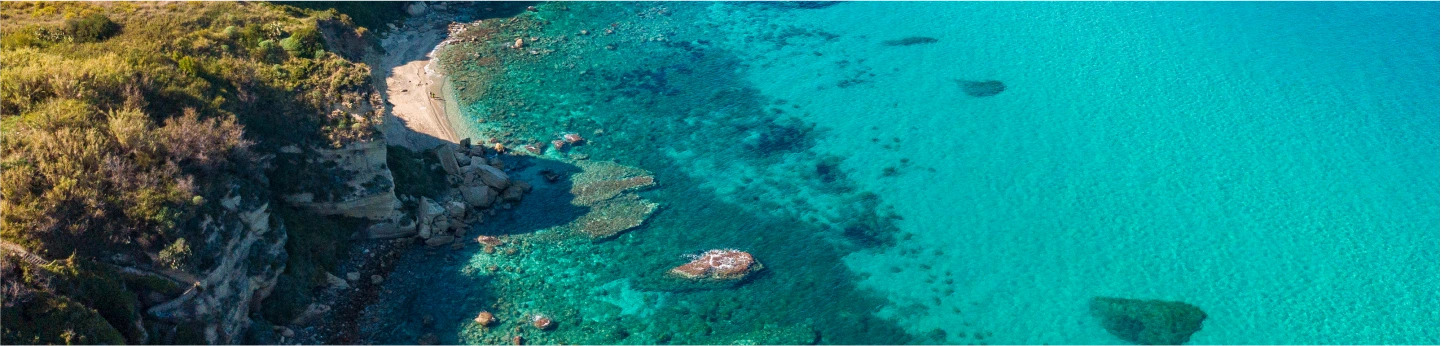 vista aerea su mare limpido azzurro cristallino Calabria