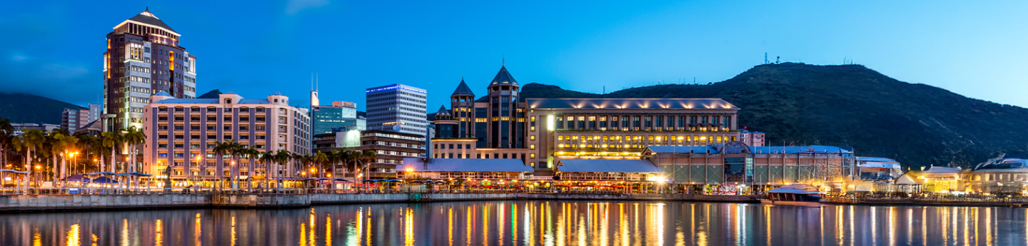vista su Port Louis illuminata di sera, Mauritius