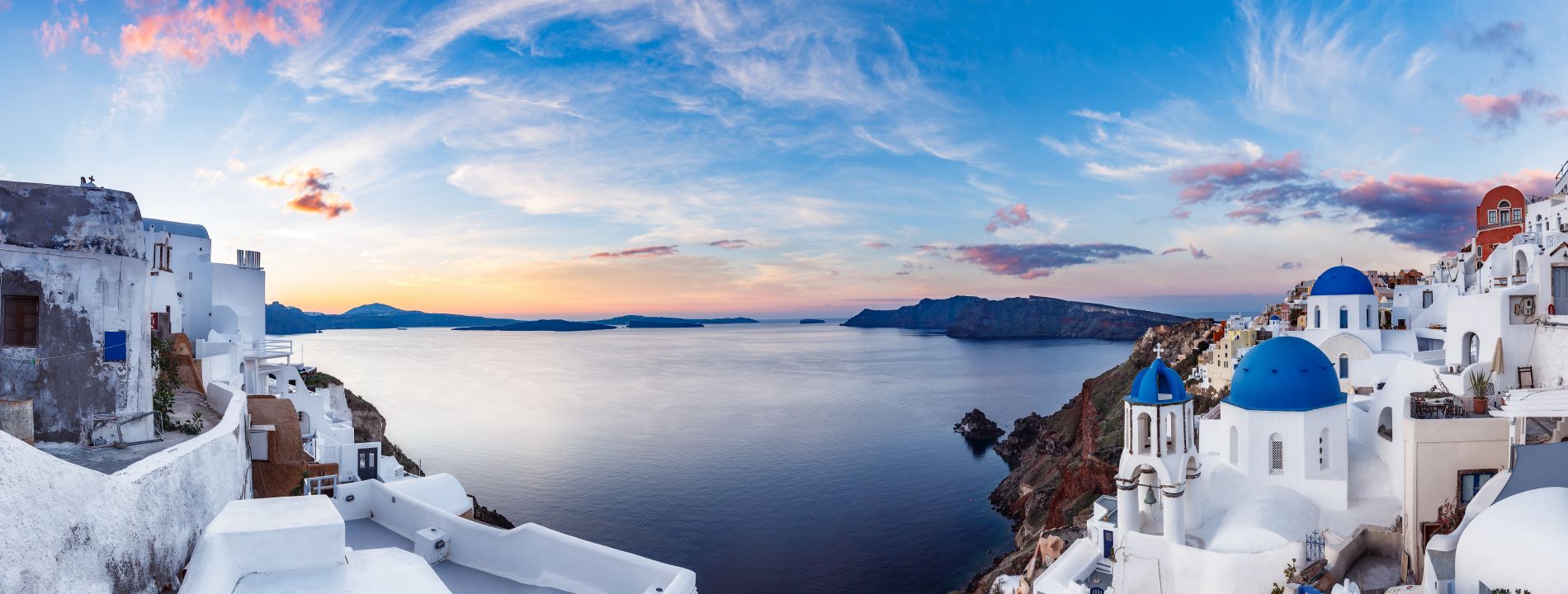 Splendida vista panoramica dell'isola di Santorini in Grecia all'alba