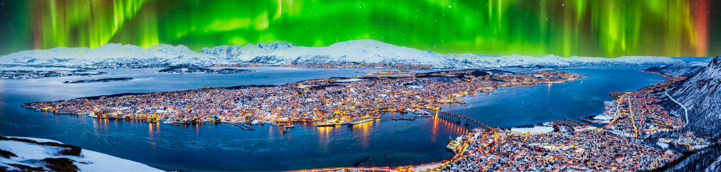 vista panoramica su Tromso innevata con aurora boreale, Norvegia