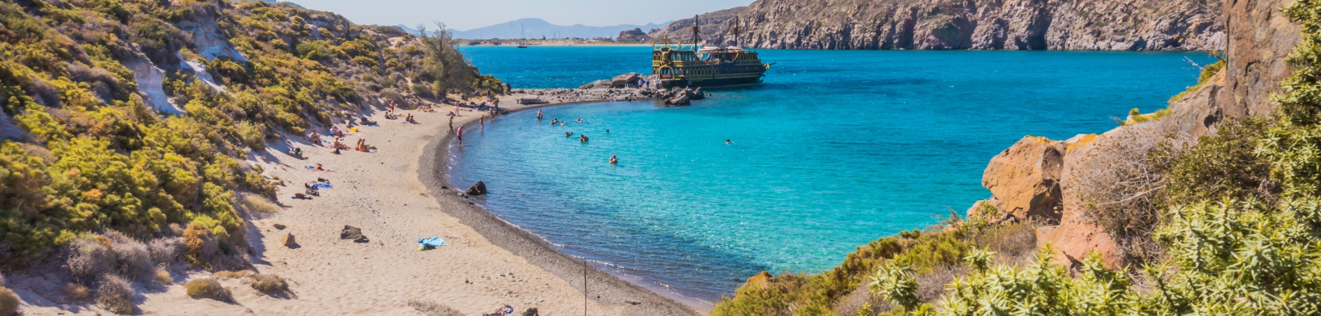Spiaggia dell'isola di Gyali con nave turistica. Tour in barca da Kos, Grecia
