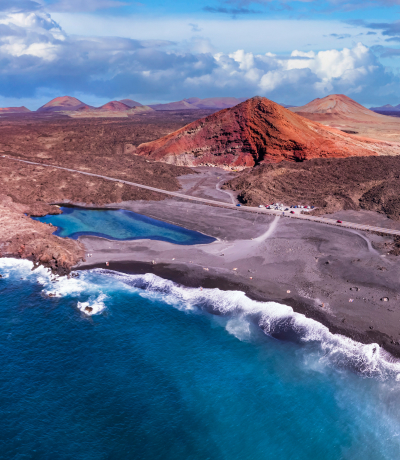 Panoramica di una spiaggia vulcanica di Lanzarote.