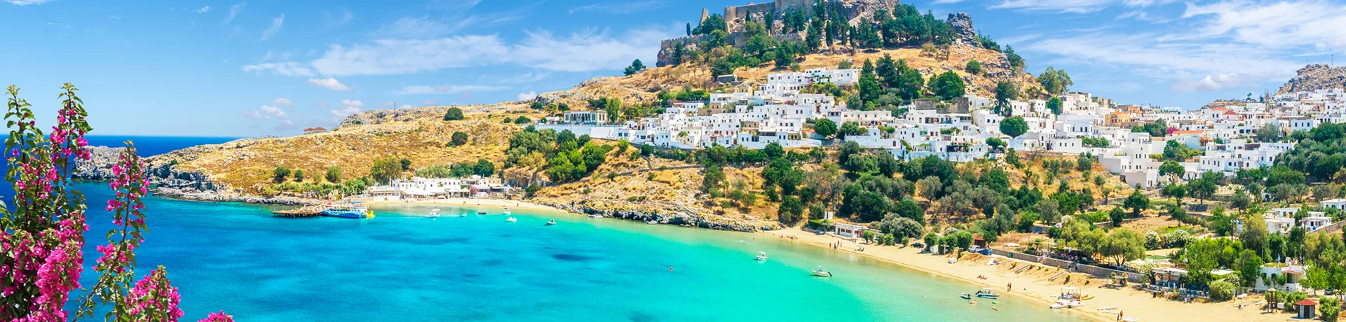 Paesaggio con spiaggia e castello nel villaggio di Lindos