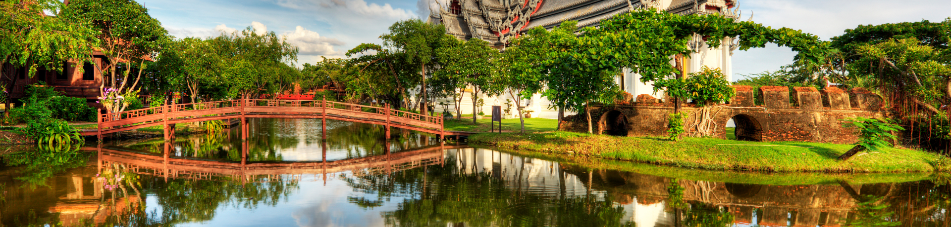 Tempio Thailandese situato intorno ad un fiume e raggiungibile attraverso un ponte 