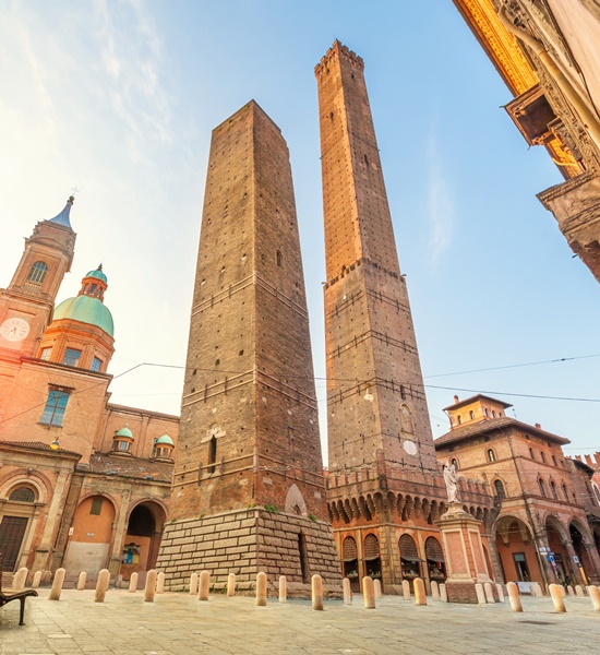 Storia delle Due Torri, simbolo e nucleo antico di Bologna | Racconti di viaggio Alpitour