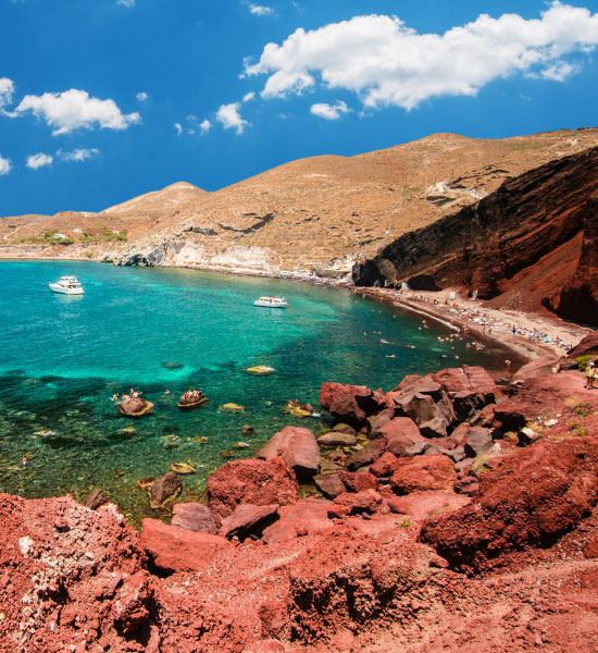Vista dall'alto della famosa Spiaggia Rossa, Santorini, Grecia